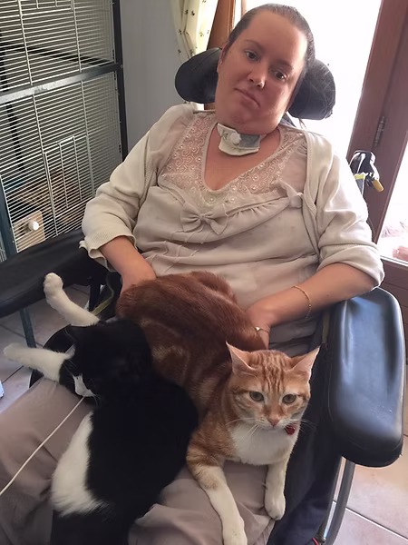 Estelle avec les animaux de la maison